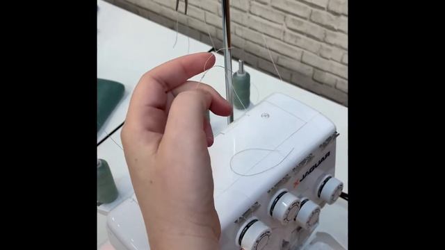 Простая смена ниток на оверлоке. Легкая заправка смотреть онлайн