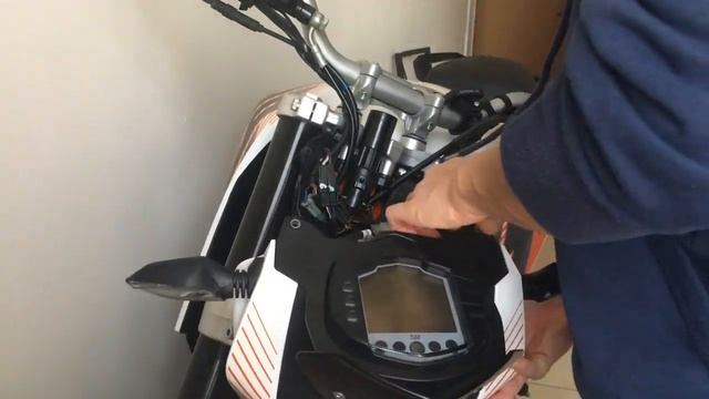 Девушка чинит KTM duke 390 смотреть онлайн
