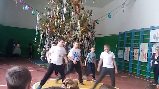 Танец парней 5 клас на новый год смотреть онлайн