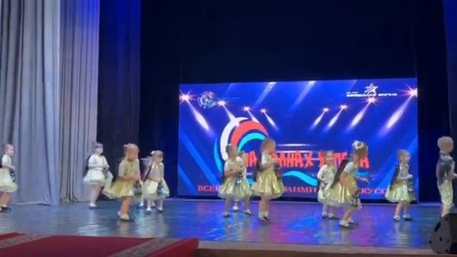 Танцевальный коллектив «Солнечный город», детский танец «Время светлячков». На волнах успеха смотреть онлайн