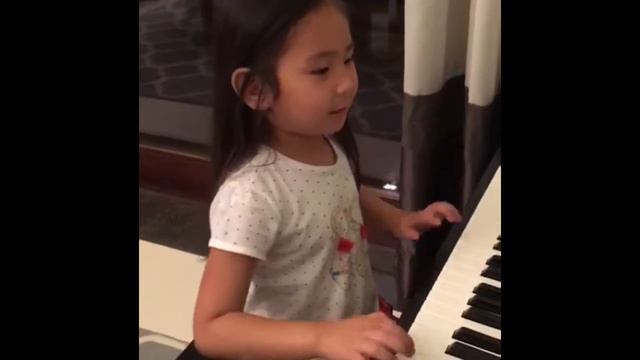 Сафа и Маруа играют на пианино,октябрь 2016 смотреть онлайн