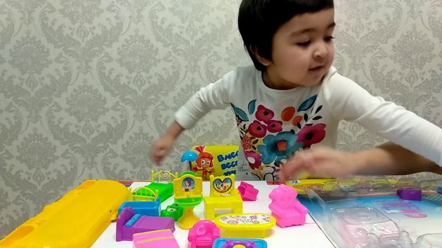 Распаковываем Мебель для Кукольного Домика. Детское видео. Unpack Furnitur For A Doll House.