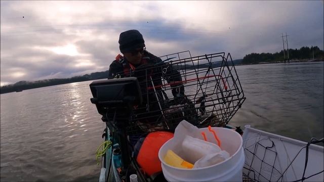 Catching Crab in a Kayak Old Town Autopilot 136 - Oregon Crabbing смотреть онлайн