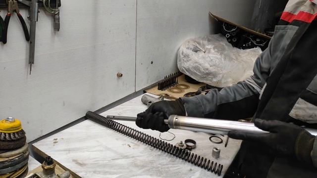 Замена сальников вилки мотоцикла Honda xlr 250 смотреть онлайн