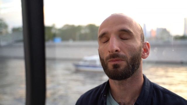 Омар прячется от полиции| Омар в Большом городе #shorts смотреть онлайн