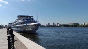 Отправление теплоходов "Сергей Есенин", "Илья Репин" и "И. А. Крылов"