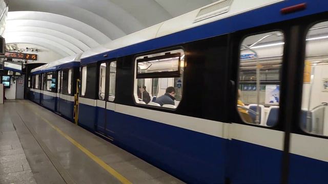 Отправление поезда метро 81-556.1/557.1/558.1 "НеВа" со станции Пролетарская Н-ВЛ, СП-б метрополите смотреть онлайн