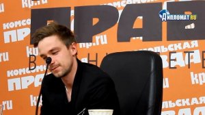 Актёр Александр Петров читает стихи