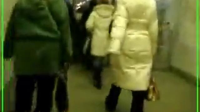 Белое пальто на поясе и с меховым воротником смотреть онлайн