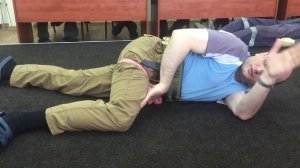 Наложение жгута самому себе на ногу