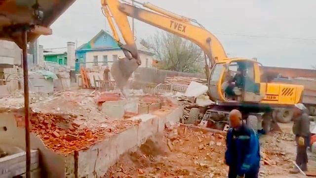 Разбор фундамента старого дома и стройка погреба. смотреть онлайн