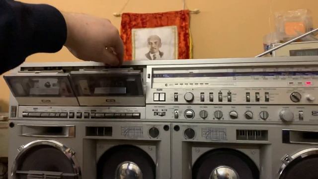 Sharp GF-777. С хорошим звучанием.