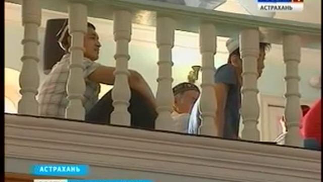 Мусульмане отмечают праздник Ураза байрам окончание священного месяца Рамадан смотреть онлайн