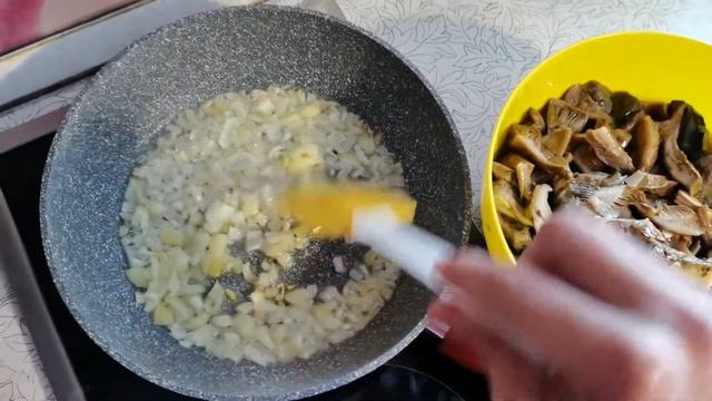 ВКУСНЫЕ ЖАРЕНЫЕ ГРИБЫ СО СМЕТАНОЙ! С ПЫЛУ С ЖАРУ! смотреть онлайн