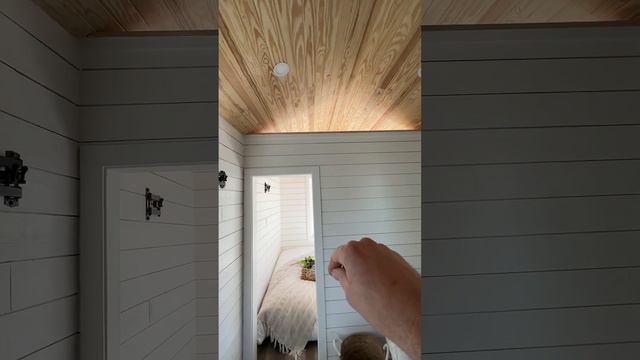 Tour This 28' Beautiful Tiny House With Downstairs Sleeping (ALREADY SOLD) смотреть онлайн