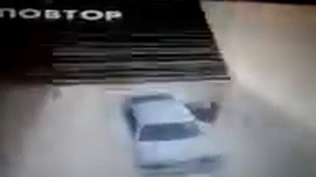 Реально повезло что не врезался в другие машины и в людей. смотреть онлайн