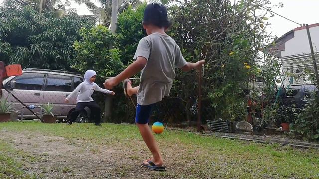 Playing football and badminton with Nur Kamelia and Mikael Akashah! смотреть онлайн