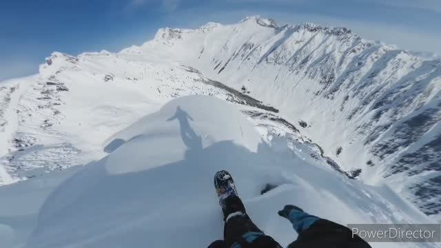 На сноуборде со снежного склона горы смотреть онлайн