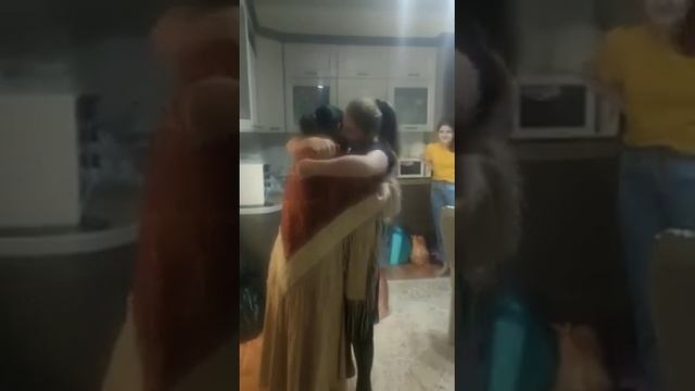 Традиционный обычай на второй день . Мама жениха , дарит платок . смотреть онлайн