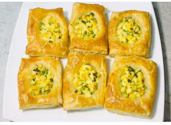 Слойки с яйцом и зеленым луком: просто, быстро и вкусно