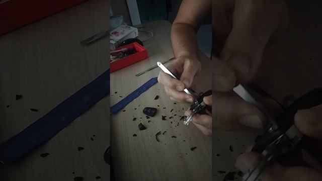 Замена резиновой накладки на кнопки ключа от Hyundai смотреть онлайн