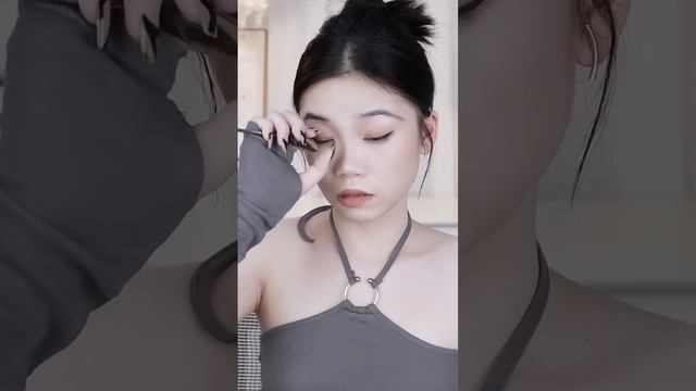用那些奇葩技巧化出来的妆，你们觉得怎么样？#美妆#测评#小技巧 смотреть онлайн