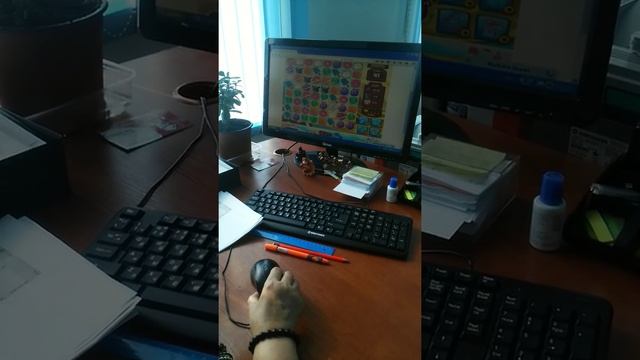 Первый человек который держит мышь наоборот смотреть онлайн