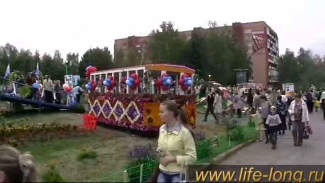 Малыш на празднике цветов. смотреть онлайн