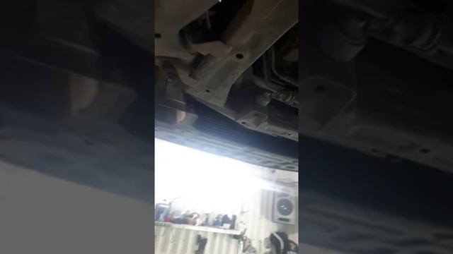 Hyundai Grand Starex на подъемнике замена масла(2) смотреть онлайн