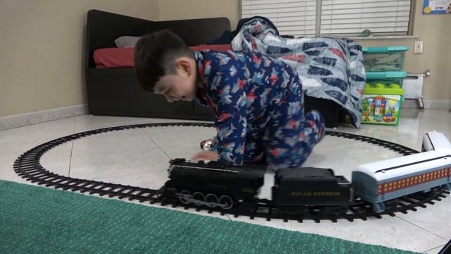 Johny Unboxes New Lionel Polar Express Train Toy Set смотреть онлайн