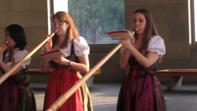 The Alpine Sisters - Helmhaus, Zürich　【アルペンシスターズ】スイス・チューリッヒ　ヘルムハウスでのアルプホルントリオ смотреть онлайн
