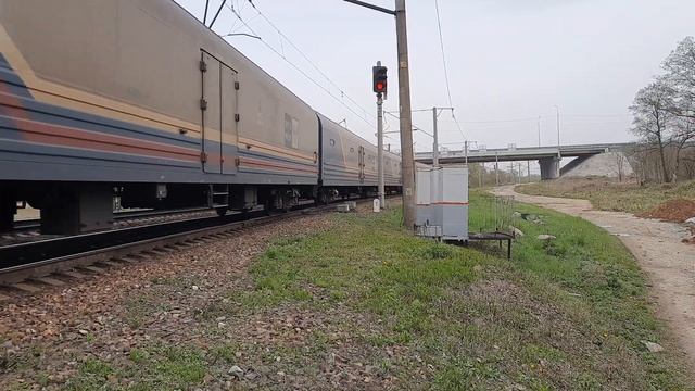 Электровоз ЭП1-221 с почтово-багажным поездом.