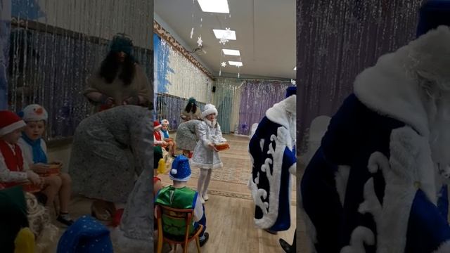 Снегурочка раздаёт новогодние игрушки! смотреть онлайн