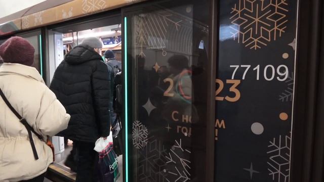Электропоезд МОСКВА-2020 «Новый Год 2023» на станции Проспект Мира смотреть онлайн