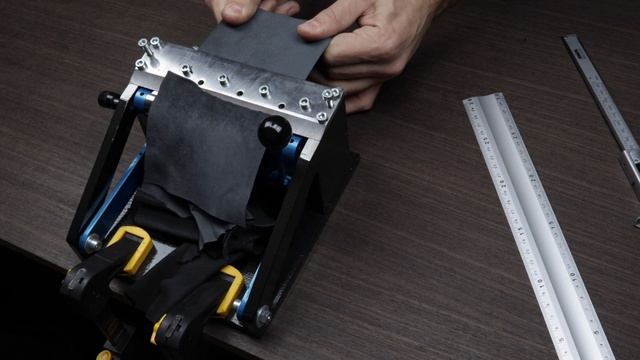 Двоильная машинка и мягкая кожа Козы. Шерфование кожи козы с помощью ручной двоильной машины. смотреть онлайн