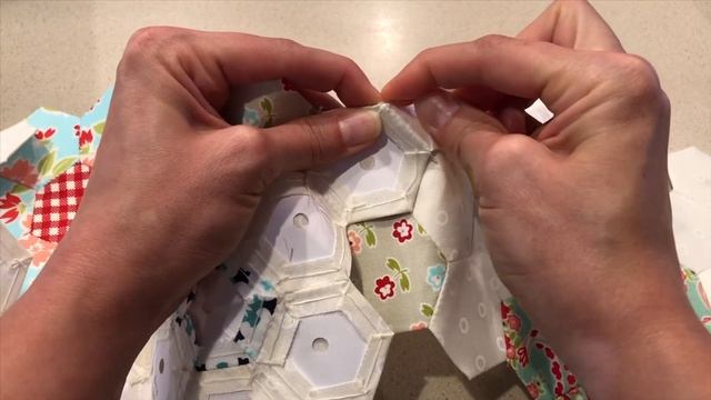 Sewing My Hexie Flower Quilt Together (video 3 of 3) смотреть онлайн