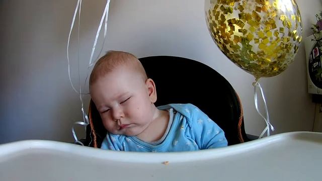 Засыпает малыш:)