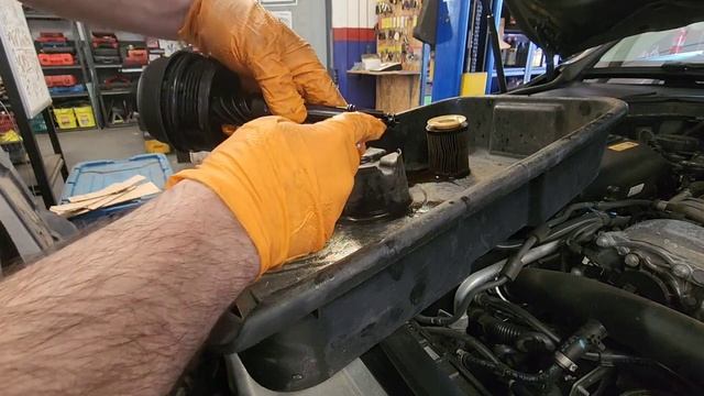MERCEDES C300 W205 ENGINE OIL & OIL FILTER HOW TO CHANGE SERVICE REPLACEMENT MAINTENANCE PROCEDURE смотреть онлайн
