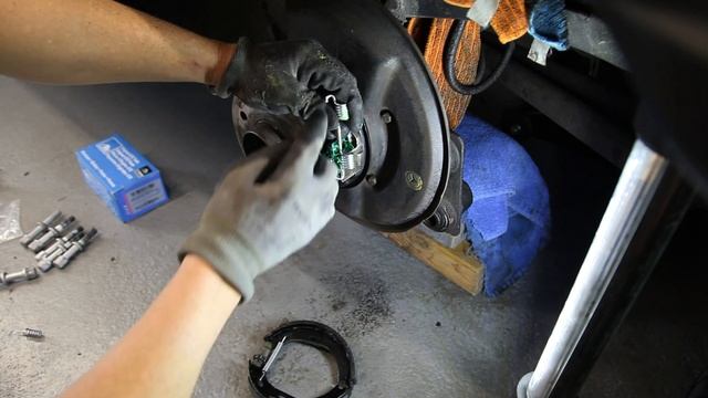 Feststellbremse Handbremse - Belag einsetzen Mercedes W126 R/C 107SL und SLC W123 Oldtimer смотреть онлайн