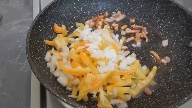 Борщ с фасолью на свиных ребрышках. смотреть онлайн