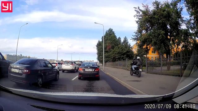 Мотоцикл на тротуаре смотреть онлайн