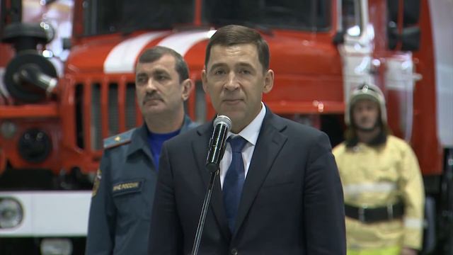 Глава региона вручил новую пожарную технику в города области смотреть онлайн