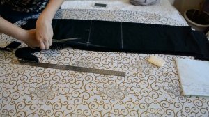 Простой крой платья с разрезами по бокам