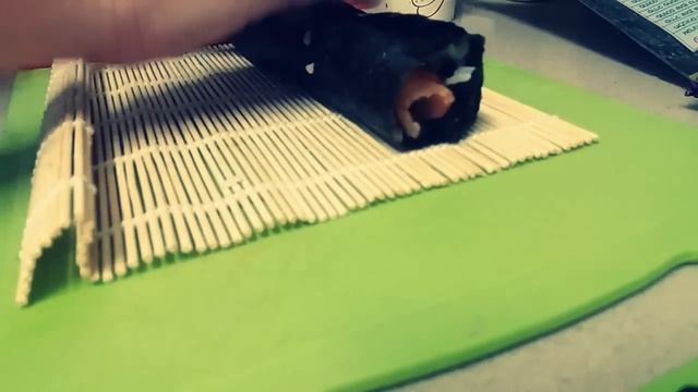 КАК ЗАВОРАЧИВАТЬ СУШИ В ДОМАШНИХ УСЛОВИЯХ ВИДЕО ПОШАГОВО How To Roll Sushi Rolls смотреть онлайн