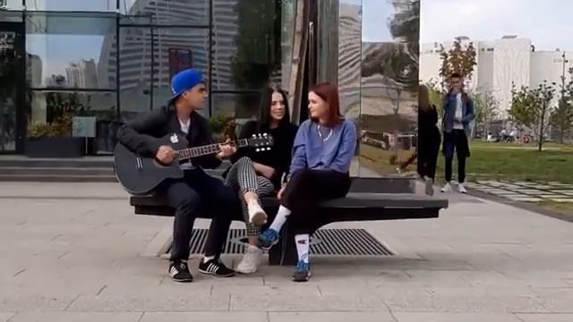 Таджик удивляет девушек с гитарой,реакция девушки)) смотреть онлайн