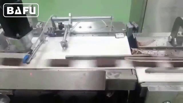 Скоростная упаковка шоколадных батончиков во флоупак с автоматической системой подачи на FWC-350 смотреть онлайн