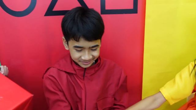 กินสามสี สควิดเกม เล่นลุ้นตาย Squid Game | แย่แล้วไปเล่น สควิดเกม AEIOU ใยบัว ฟันแฟมิลี่ Fun Famil смотреть онлайн