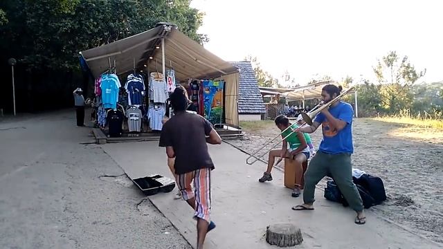 Уличные музыканты, зажигают "Снова стою одна..."На русском во Франции смотреть онлайн