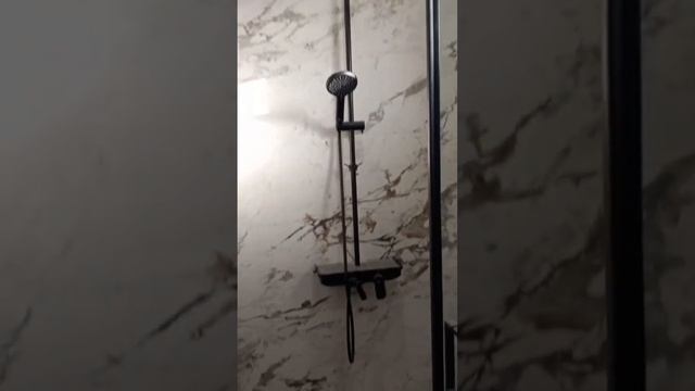 Готовый санузел в частном доме в Сочи с чёрным унитазом. Черная сантехника смотреть онлайн