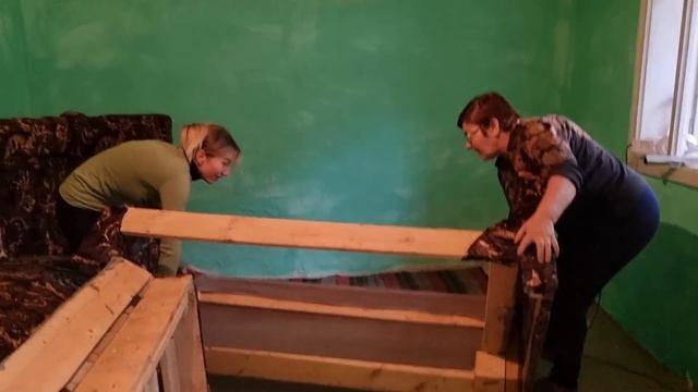 Cu canapeaua prin ogradă??? Cu greu în casă ?Am făcut sărmăluțe pentru pomană? смотреть онлайн